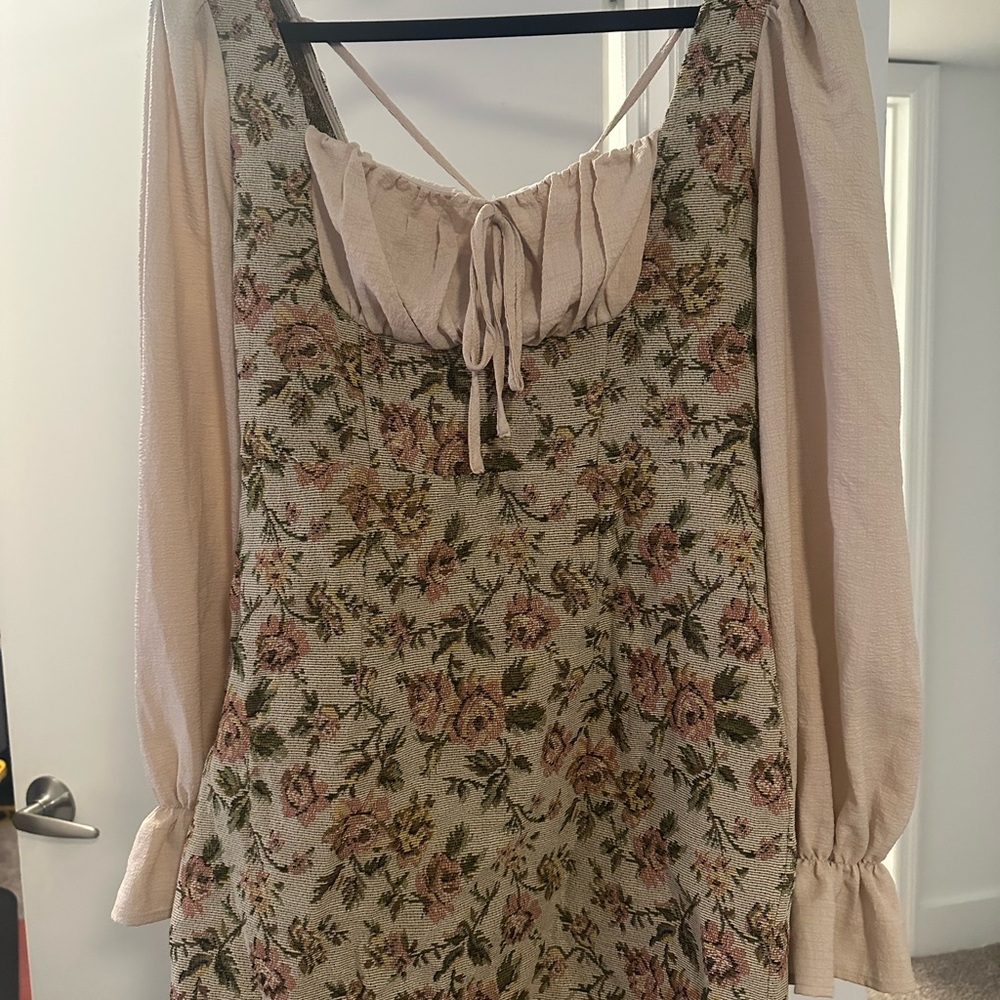 Floral Patterned Dress with Long Sleeves